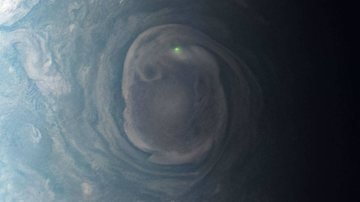 Fotografia de Júpiter com relâmpago em verde - Divulgação/ NASA