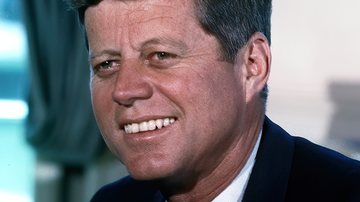 John F. Kennedy, ex-presidente dos Estados Unidos assassinado em 1963 - Domínio Público via Wikimedia Commons