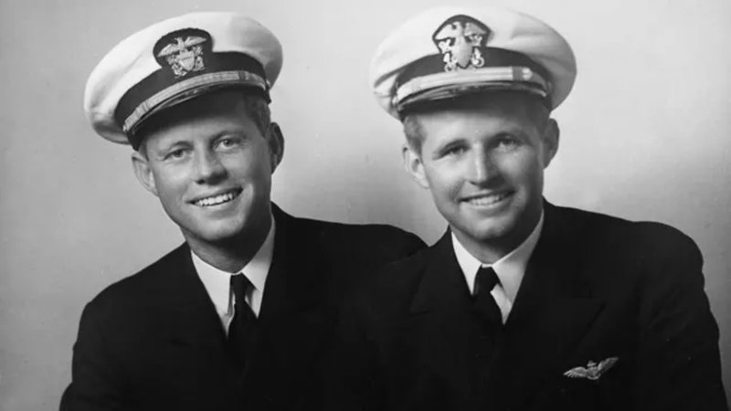Tenente e futuro presidente John F. Kennedy, à esquerda, e o alferes Joseph P. Kennedy Jr. à direita - Divulgação/Biblioteca e Museu Presidencial John F. Kennedy