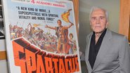 Kirk Douglas com cartaz de “Spartacus” (1960) - Getty Images