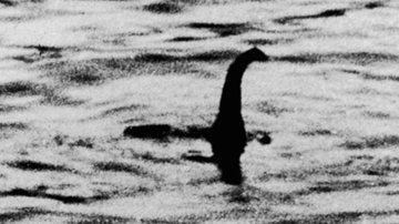 Emblemática fotografia precursora da lenda do 'Monstro do Lago Ness' - Domínio Público via Wikimedia Commons