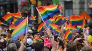 Imagem ilustrativa de pessoas carregando bandeiras do movimento LGBT+ - Foto de naeimasgary, via Pixabay