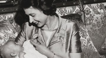 Príncipe Edward ainda bebê no colo de Elizabeth - Divulgação/Cecil Beaton
