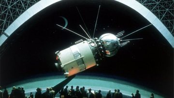 Fotografia mostrando a sonda Luna 1 em exposição - Divulgação/ CIA