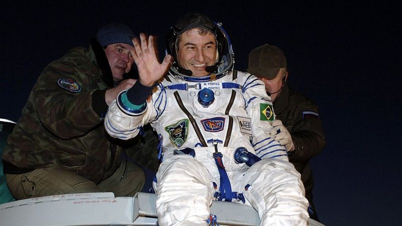 O astronauta Marcos Pontes retornando da Missão Centenário em 8 de abril de 2006 - Getty Images