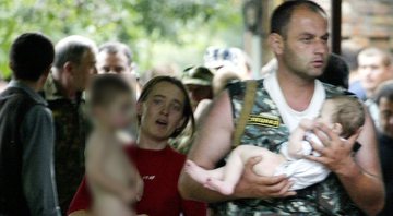 Pessoas sendo resgatadas da escola no massacre de Beslan - Getty Images