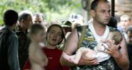 Pessoas sendo resgatadas da escola no massacre de Beslan - Getty Images
