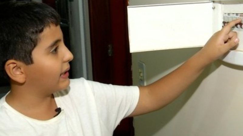 Registro da criança que salvou a mãe de levar choque - Reprodução/Vídeo/G1/TV Anhanguera