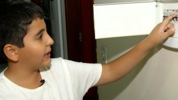 Registro da criança que salvou a mãe de levar choque - Reprodução/Vídeo/G1/TV Anhanguera