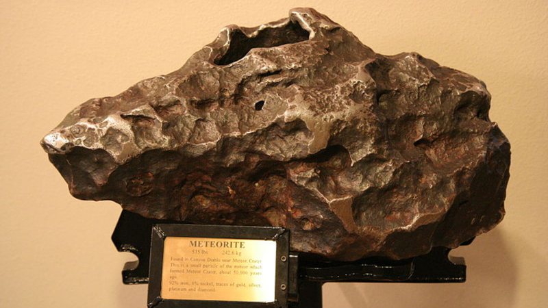 Fragmento de meteorito Canyon Diablo, que caiu na Terra há 50 mil anos - Foto por Dave Pape pelo Wikimedia Commons