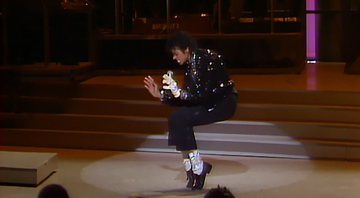 Michael Jackson em sua primeira performance do moonwalk, em 1983 - Divulgação/Youtube