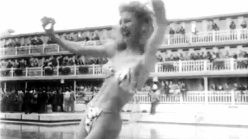 A dançarina Micheline Bernardini com biquíni em 5 de julho de 1946 - Divulgação/Youtube/Institut national de l'audiovisuel