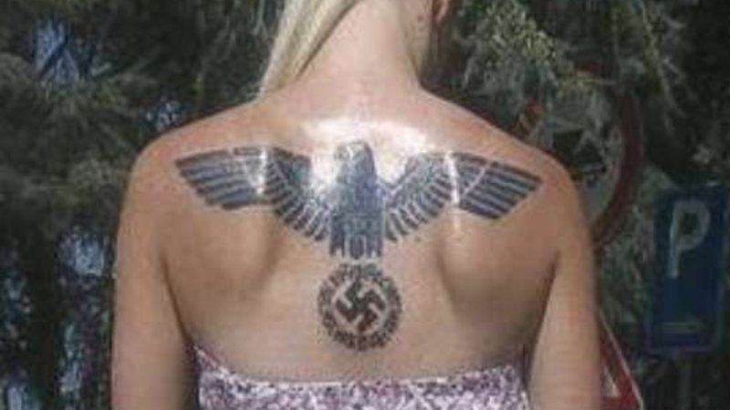 Tatuagem da 'Miss Hitler' - Divulgação / Youtube / 24horas.cl