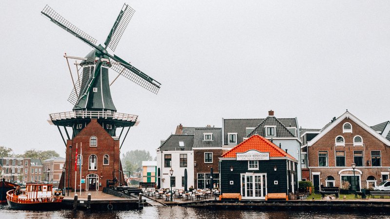Imagem meramente ilustrativa de moinho de vento holandês