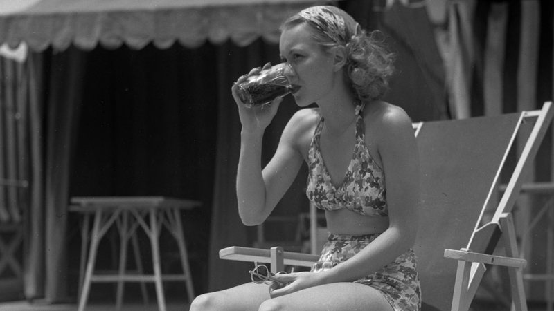 A atriz Jane Wyman de biquíni em meados de 1935