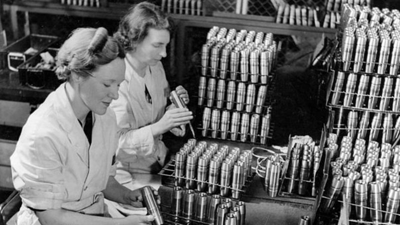 Operárias em fábrica de munições no Sul da Austrália em 1942 - Wikimedia Commons