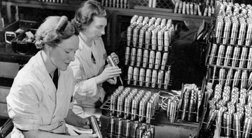 Operárias em fábrica de munições no Sul da Austrália em 1942 - Wikimedia Commons