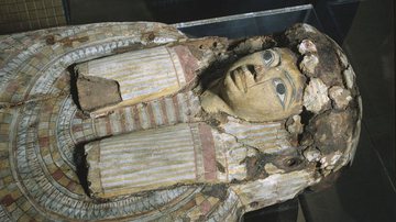 Fotografia de um sarcófago que abriga uma múmia - Foto por Wellcome Images pelo Wikimedia Commons