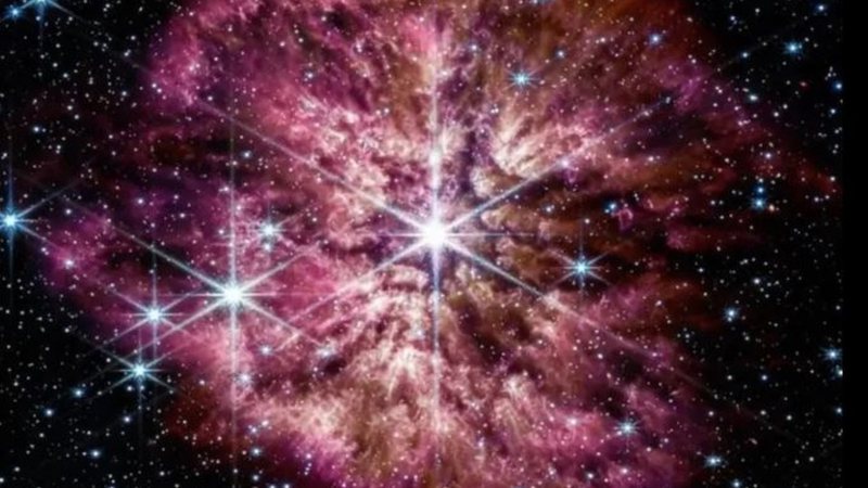 Estrella en fase rara antes de explotar en supernova capturada por James Webb