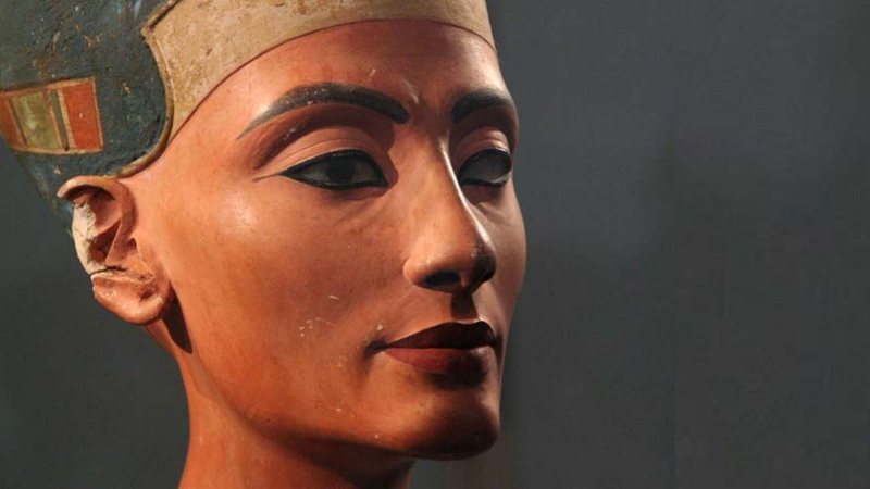 Busto de Nefertiti, rainha do Egito Antigo - bittidjz via Wikimedia Commons