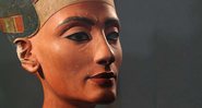 Busto de Nefertiti, rainha do Egito Antigo - bittidjz via Wikimedia Commons