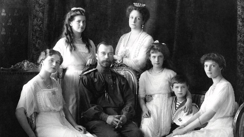 Retrato de Nicolau II, sua esposa e seus filhos - Domínio Público/ Creative Commons/ Wikimedia Commons