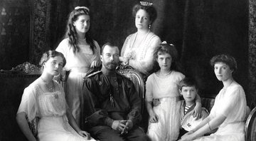 Retrato de Nicolau II, sua esposa e seus filhos - Domínio Público/ Creative Commons/ Wikimedia Commons