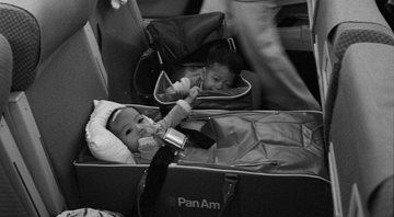 Bebês sul-vietnamitas a caminho da adoção nos Estados Unidos - Administração Nacional de Arquivos e Registros via Wikimedia Commons