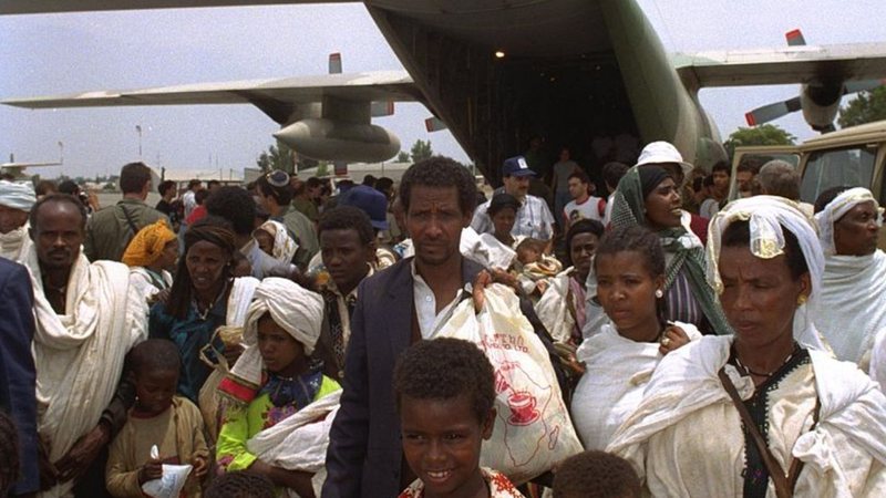 Pessoas aguardando embarque em avião em 1991 - Wikimedia Commons/Government Press Office (Israel)