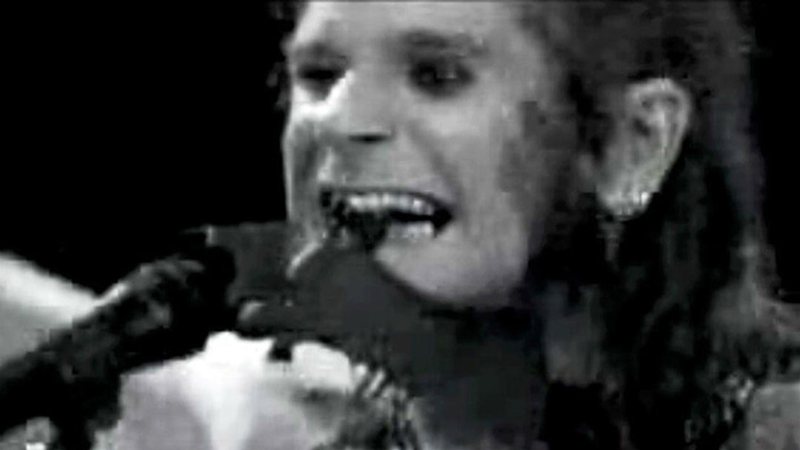 Ozzy Osbourne reproduzindo a cena polêmica em que mordeu morcego - Divulgação/Youtube