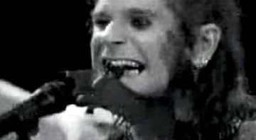 Ozzy Osbourne reproduzindo a cena polêmica em que mordeu morcego - Divulgação/Youtube