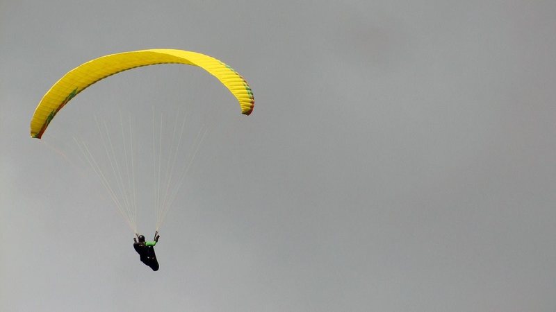 Imagem representativa de pessoa voando de paraquedas no mau tempo. - Divulgação/Pixabay