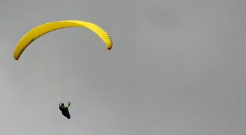 Imagem representativa de pessoa voando de paraquedas no mau tempo. - Divulgação/Pixabay