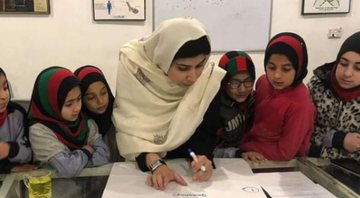 A ativista afegã Pashtana Durrani durante aulas do projeto - Divulgação/Instagram/@learn.afg