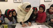 A ativista afegã Pashtana Durrani durante aulas do projeto - Divulgação/Instagram/@learn.afg