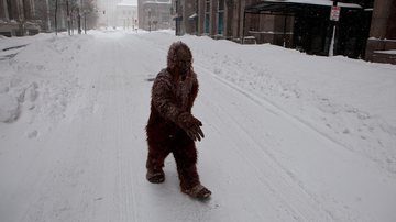 Homem vestido de Pé-Grande durante nevasca em Boston - Kayana Szymczak/Getty