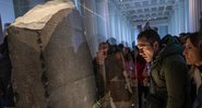 Fotografia da Pedra de Roseta no museu - Getty Images