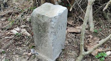 Pedra que marca a fronteira entre França e Bélgica - David Lavaux