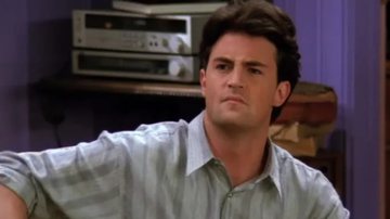 Matthew Perry como 'Chandler' na sitcom 'Friends' - Divulgação/Warner Bros.