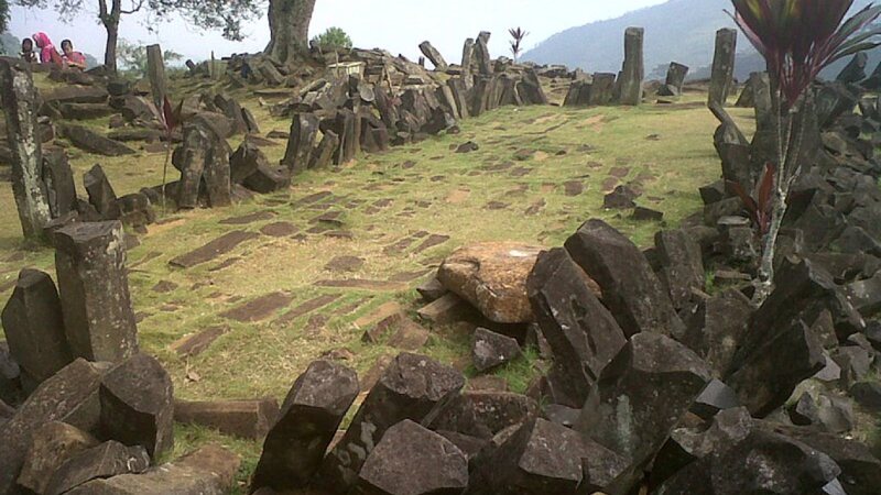 Fotografia tirada no sítio megalítico de Gunung Padang, na Indonésia - Foto por Mohammad Fadli pelo Wikimedia Commons