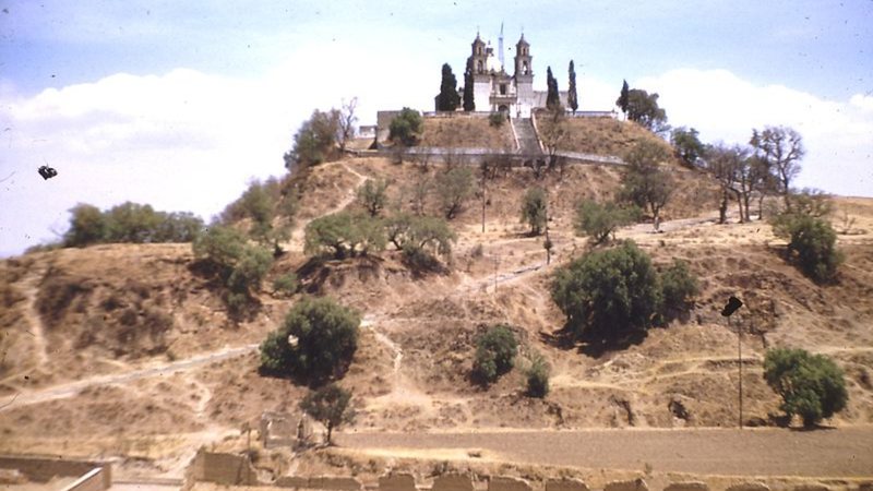 Fotografia do local da antiga pirâmide de Cholula, onde uma igreja foi construída no topo - Foto por Janice Waltzer pelo Wikimedia Commons