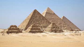 Fotografia das Pirâmides de Gizé - Foto por Ricardo Liberato pelo Wikimedia Commons