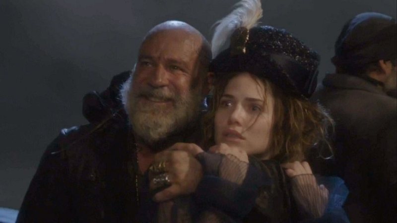 Leopoldina sendo atacada por piratas em cena da novela 'Novo Mundo'