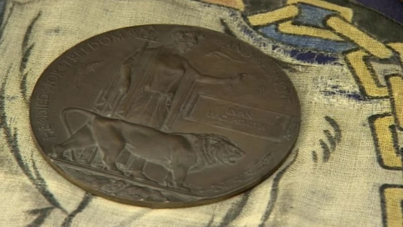 Foto da placa do primeiro soldado étnico do exército britânico a morrer na Primeira Guerra Mundial - DIX NOONAN WEBB/ Divulgação