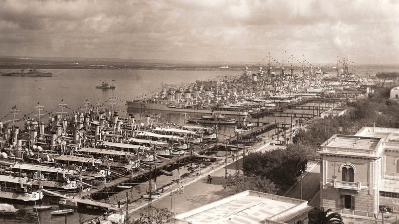 Fotografia do porto de Taranto em meados da década de 1930 - Domínio Público/ Creative Commons/ Wikimedia Commons