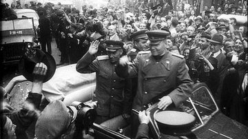 Militares sendo recebidos por civis durante a libertação de Praga, em 1945 - Wikimedia Commons, sob licença Creative Commons