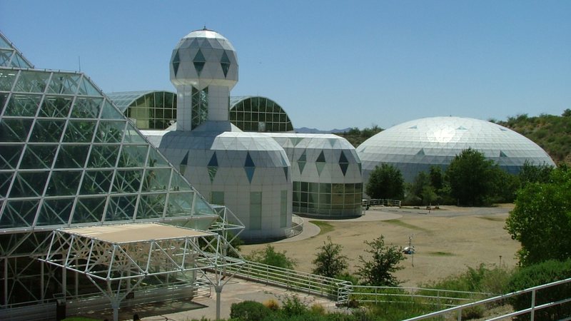 Fotografia do exterior do projeto Biosfera 2 - DrStarbuck/ Creative Commons/ Wikimedia Commons
