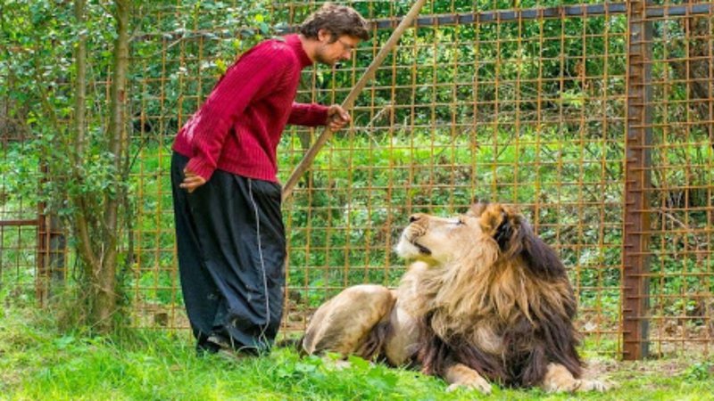 Michal Prasek com um leão - Divulgação