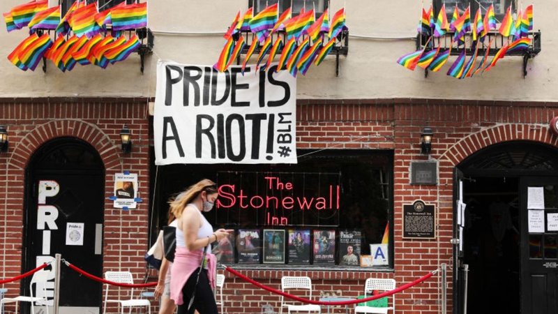 Fachada do bar Stonewall em Nova York, nos Estados Unidos, em junho de 2020. Lê-se: "Orgulho é uma rebelião" - Getty Images