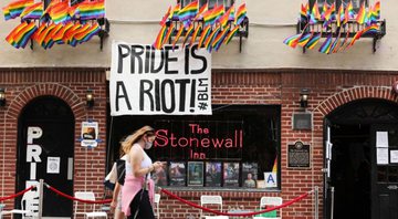 Fachada do bar Stonewall em Nova York, nos Estados Unidos, em junho de 2020. Lê-se: "Orgulho é uma rebelião" - Getty Images